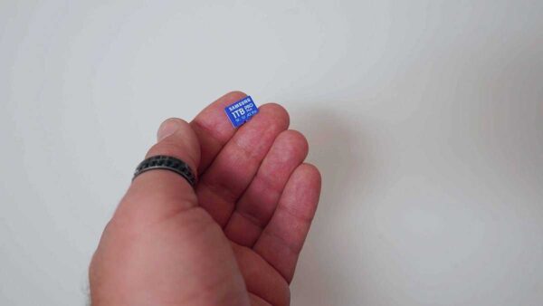 Samsung a lansat recent cardul de memorie microSDXC PRO Plus de 1TB, o opțiune care răspunde creșterii exponențiale a nevoii de stocare portabilă, rapidă și sigură