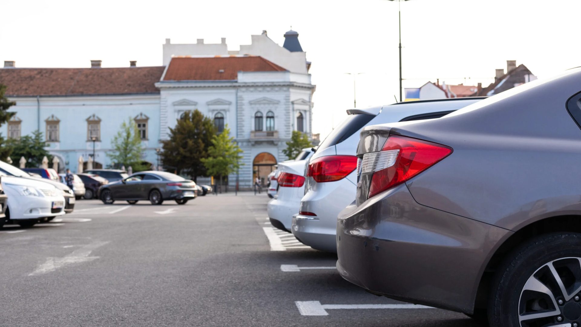 Intervenții în mai multe zone din Capitală pentru limitarea parținerii ilegale Administrația Străzilor București a început recent instalarea de stâlpișori în mai multe puncte aglomerate din oraș, într-o acțiune menită să reducă parcările neregulamentare și să asigure o mai bună fluidizare a traficului