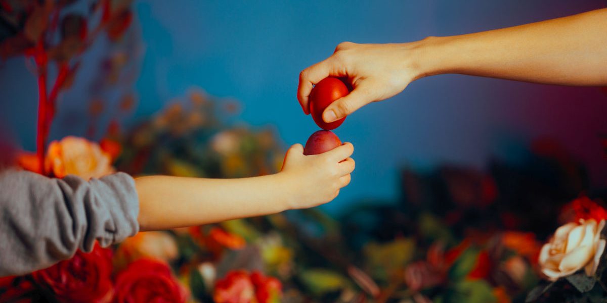 De ce ciocnim ouă roșii de Paște? Tradiția din România dezvăluită