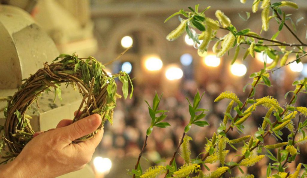 De cele mai multe ori, sărbătoarea Floriilor aduce în casele românilor nu doar momente de bucurie şi tradiție, ci și credința că păstrarea salciei sfințite în locuință aduce protecţie și binecuvântare