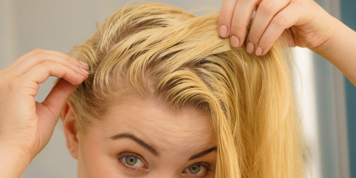 De ce ți se îngrașă părul rapid? Greșelile banale pe care le faci zilnic