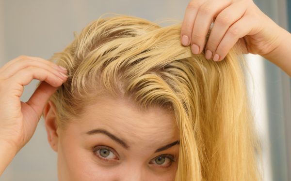 De ce ți se îngrașă părul rapid? Greșelile banale pe care le faci zilnic
