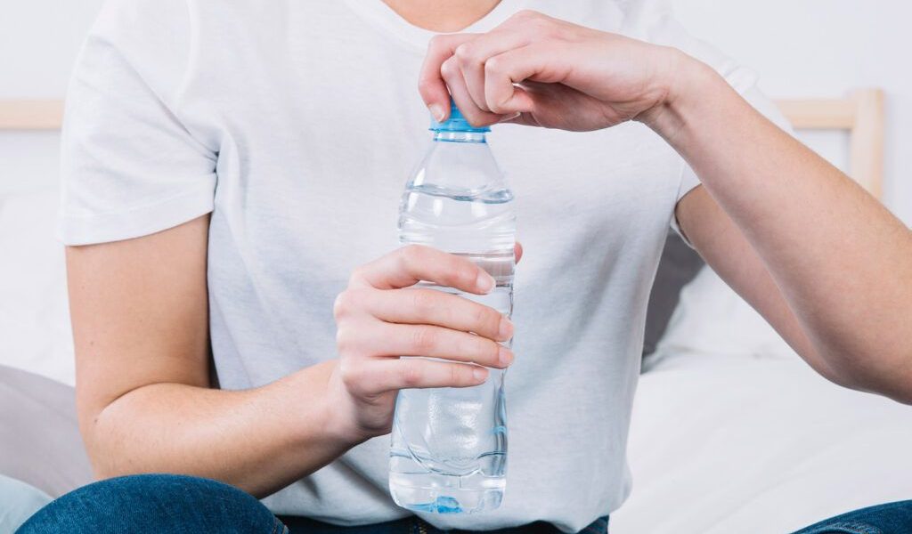 Apa zilnică: Studiu-șoc care răstoarnă tot despre hidratare!