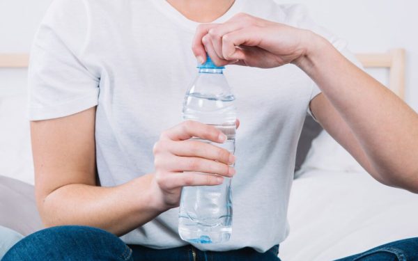 Apa zilnică: Studiu-șoc care răstoarnă tot despre hidratare!