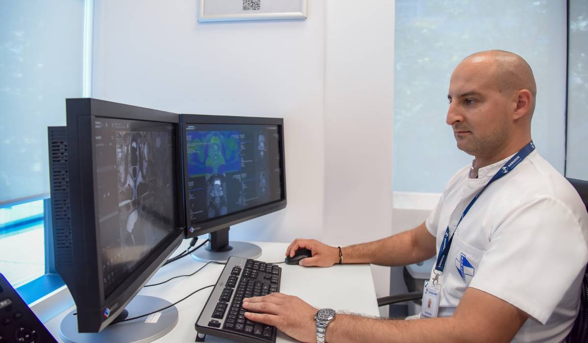 Investigațiile imagistice avansate în diagnosticarea bolii Alzheimer Investigațiile imagistice realizate cu echipamente performante reprezintă un instrument esențial în procesul de diagnosticare a bolii Alzheimer și a altor afecțiuni neurodegenerative