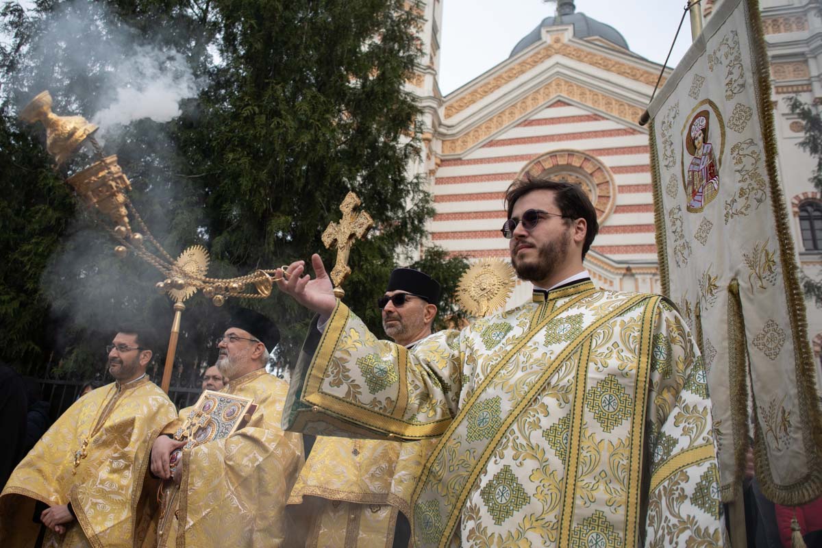 Credincioșii ortodocși și greco-catolici din România sărbătoresc duminică Floriile, un eveniment spiritual important în calendarul creștin, care marchează intrarea triumfală a lui Iisus Hristos în Ierusalim