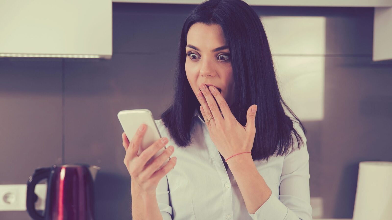 Atenție, români! Ce date din telefon vă pot goli conturile