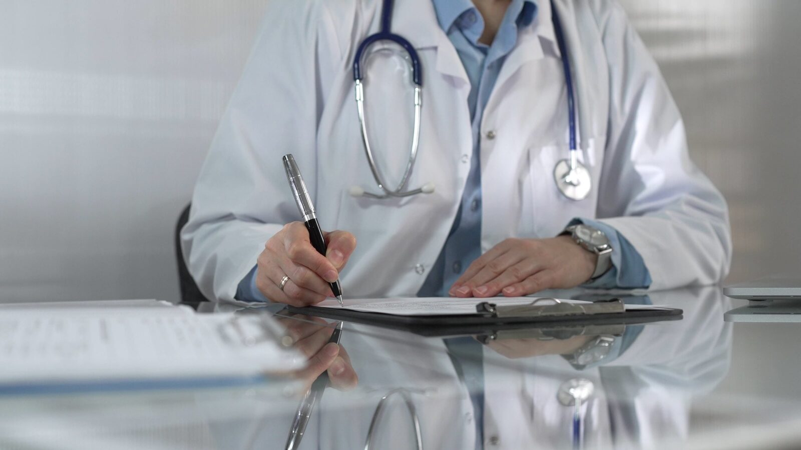 Prevenția, lux pentru români: analize medicale, o raritate sub 40 de ani