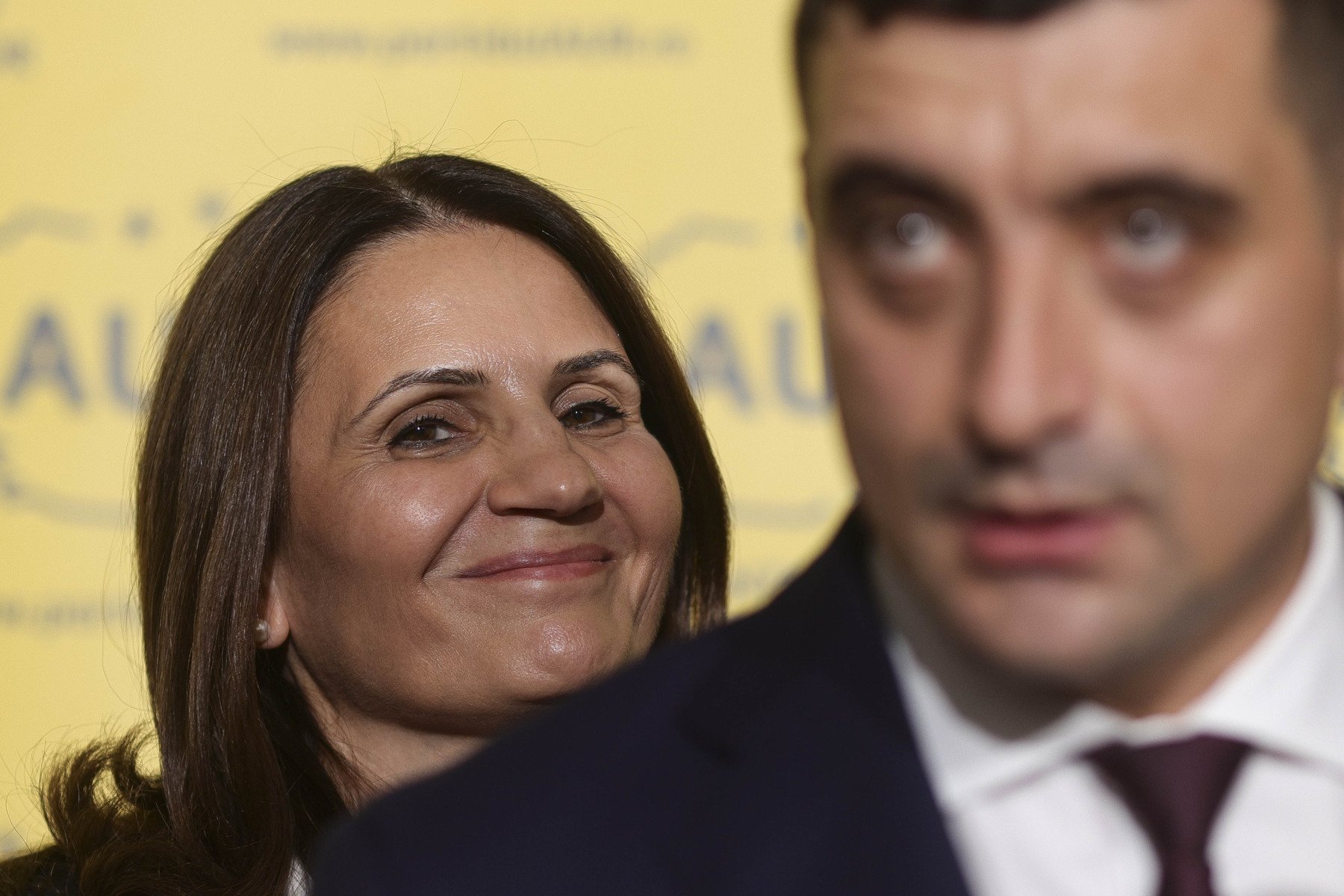 Decizia CNA de retragere a licenței pentru Realitatea Plus a declanșat reacții aprinse din partea liderului AUR Consiliul Național al Audiovizualului a decis recent să îi retragă licența postului de televiziune Realitatea Plus, măsură care a generat o reacție vehementă din partea liderului partidului extremist AUR, George Simion
