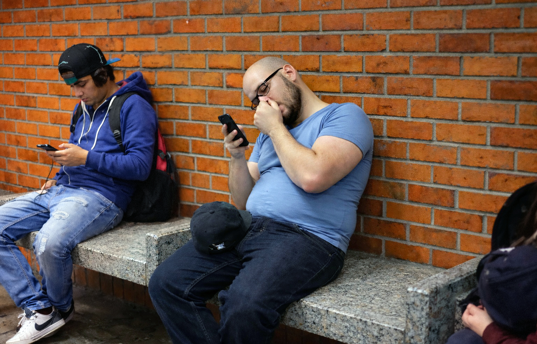 Un gest banal, cum ar fi scobitul în nas, ar putea avea legături neașteptate cu riscul de a dezvolta boala Alzheimer, conform unui studiu recent