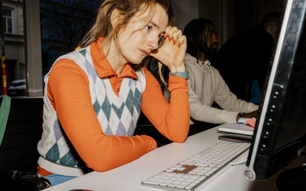 Tineri sabotează proiectele AI: Le este frică să nu-și piardă joburile