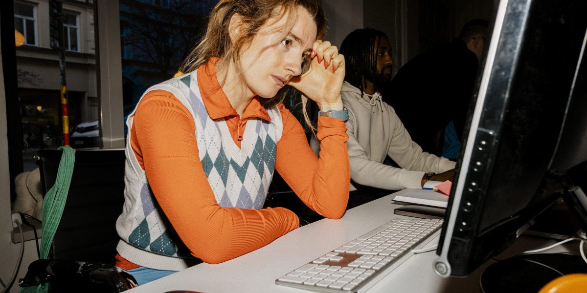 Tineri sabotează proiectele AI: Le este frică să nu-și piardă joburile