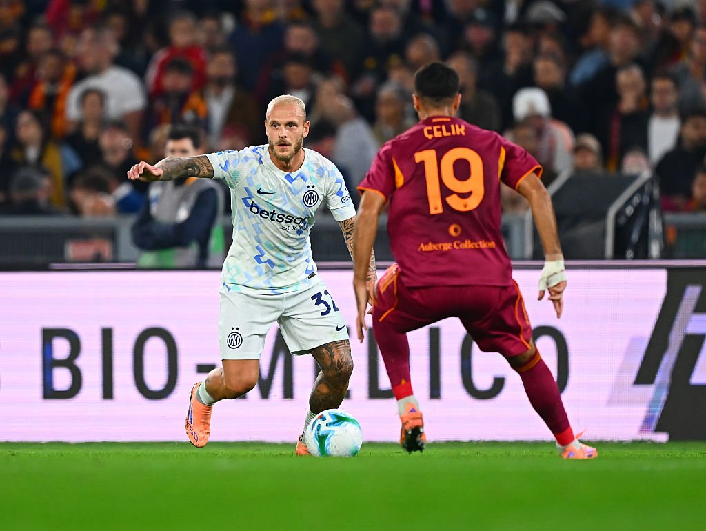După eșecul suferit în campania pentru calificarea la Campionatele Mondiale, fotbalul italian se pregătește de o reluare a competiției interne, iar meciul dintre INTER și ROMA, programat pentru duminică la ora 20:45 pe stadionul San Siro, devine un punct crucial în lupta pentru titlu