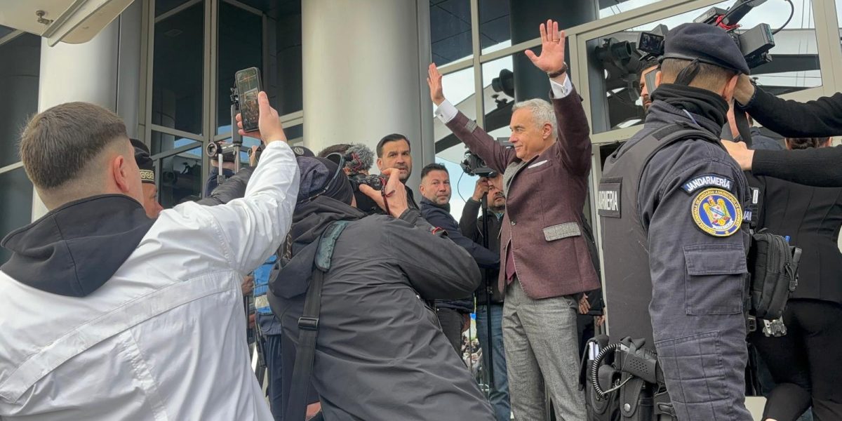 Guvernul se face că zboară, dar scârmă speriat în țărână, susțin criticii