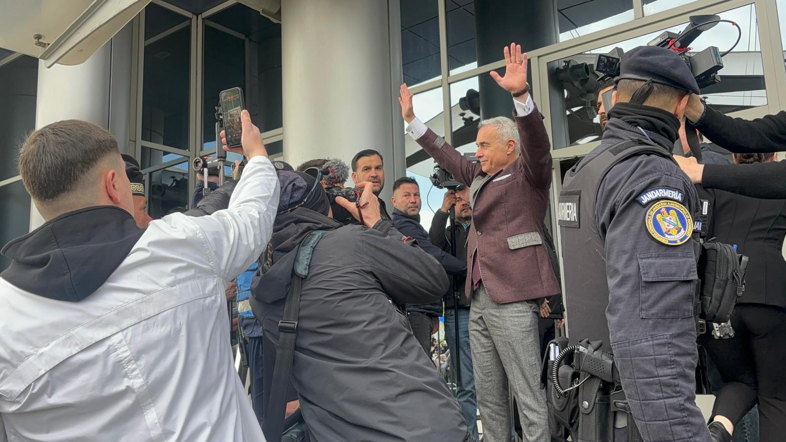 Guvernul se face că zboară, dar scârmă speriat în țărână, susțin criticii