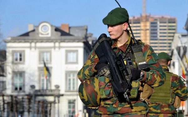 Mii de tineri BELGIENI, sub 18 ani, au ales armata. Ce i-a convins