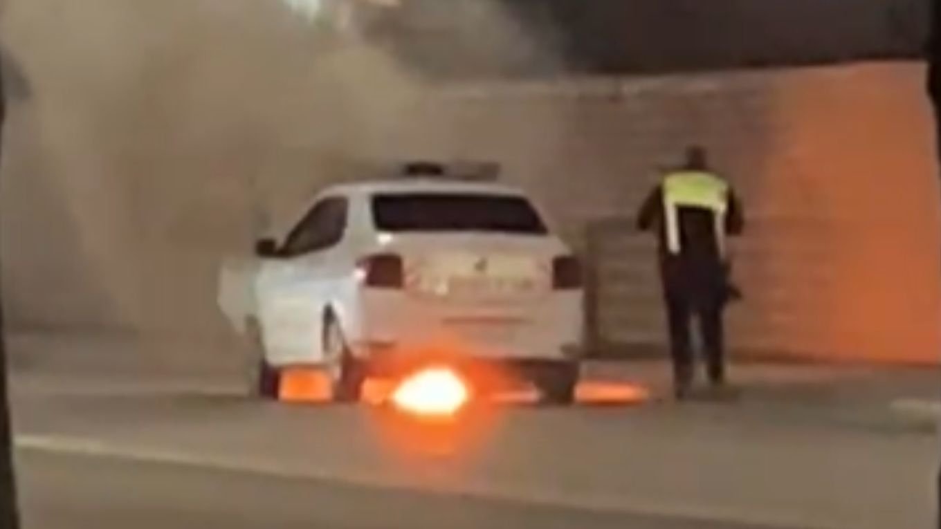 Un autoturism Dacia Logan, cu semnele poliției, a luat foc în trafic în municipiul Iași, duminică seară, după ce a fost implicat într-un incident care a atras atenția autorităților și a martorilor