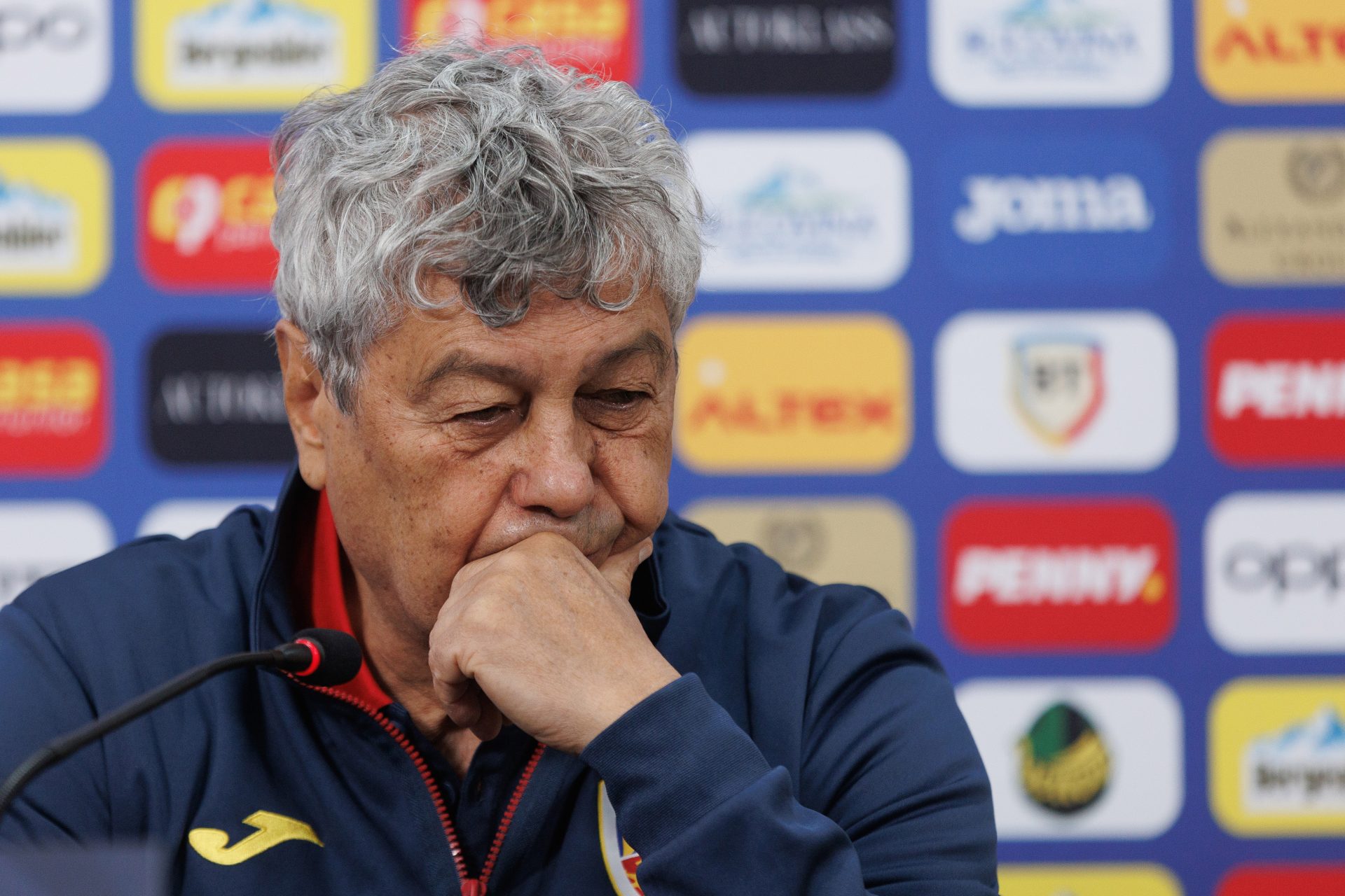 Mircea Lucescu, fostul antrenor al echipei naționale de fotbal a României și una dintre figurile emblematice ale sportului românesc, se află internat la Spitalul Universitar de Urgență București după ce a suferit vineri dimineață un infarct miocardic acut