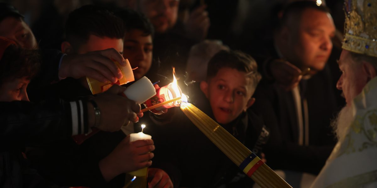Începe Patriarhul slujba de Înviere în București: Când se ia Lumina Sfântă?