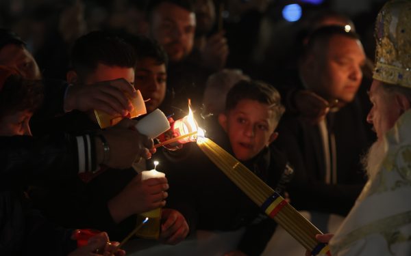 Începe Patriarhul slujba de Înviere în București: Când se ia Lumina Sfântă?