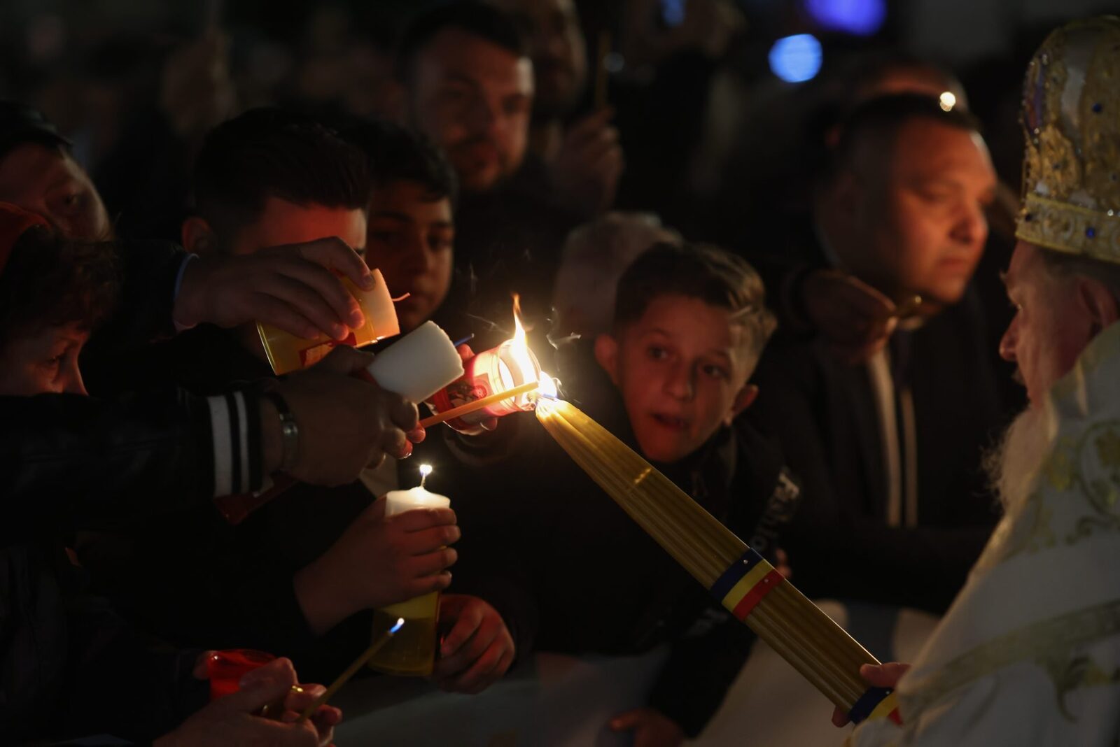 Începe Patriarhul slujba de Înviere în București: Când se ia Lumina Sfântă?
