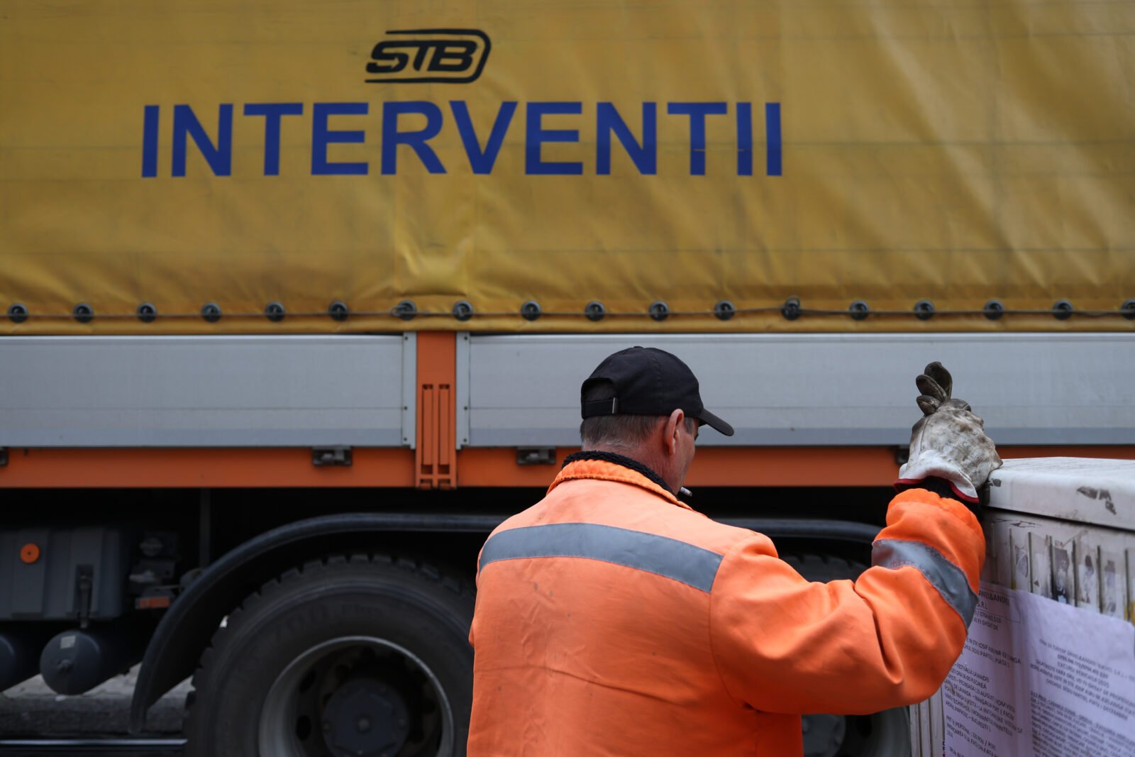 Societatea de Transport București (STB) a achiziționat recent servicii de monitorizare și analiză a presei pentru suma de peste 15.000 de euro, o decizie controversată având în vedere situația financiară gravă în care se află compania