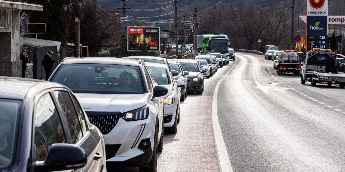 Agățat pe DN1: Cozi uriașe de la Predeal. Poliția, sfaturi pentru șoferi