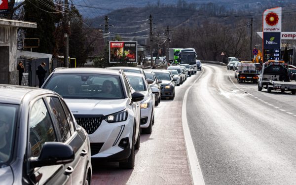 Agățat pe DN1: Cozi uriașe de la Predeal. Poliția, sfaturi pentru șoferi