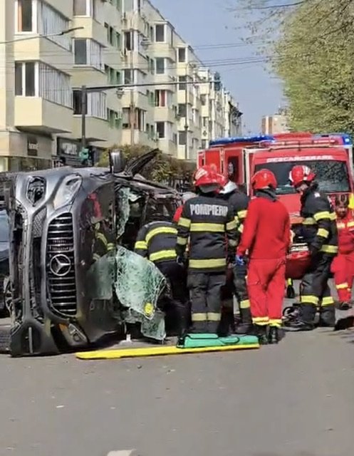 Un accident rutier grav s-a produs pe Bulevardul Revoluției din Arad, în zona Ziridava, fiind implicate două autoturisme, dintre care unul s-a răsturnat