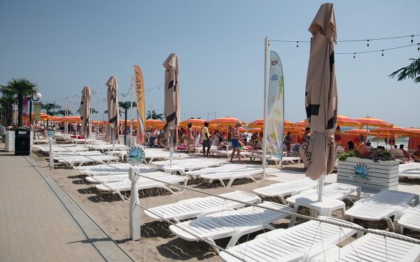 Șezlonguri ilegale pe plaje: Ministrul Mediului anunță ridicarea lor