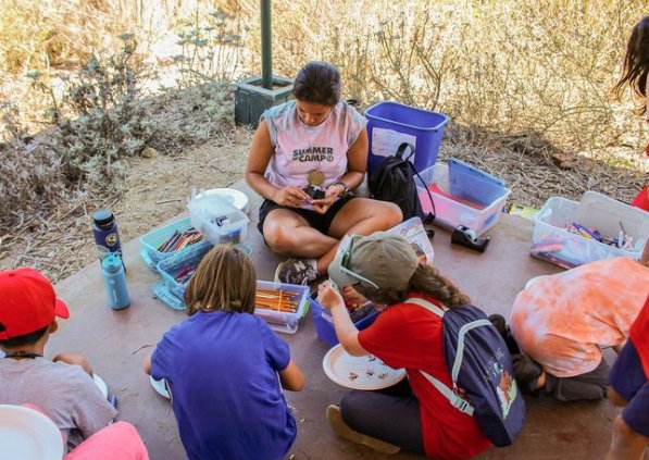 Soarele strălucește blând peste parc, dar înăuntrul centrului comunitar din Huntington Beach, Alexandra își ține micuțul de mână, ochii ei strălucind de entuziasm