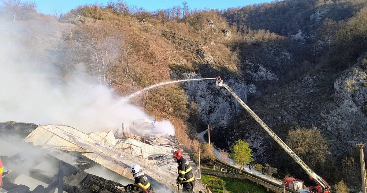 Incendiu violent la mănăstirea din Vâlcea: Pompieri din trei județe luptă cu flăcările