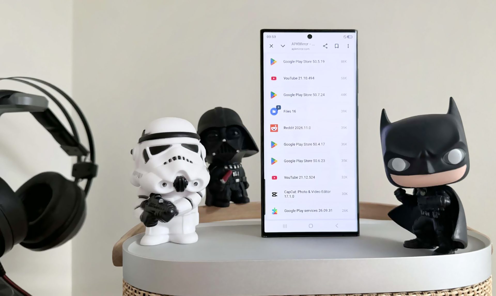 Instalarea aplicațiilor din afara magazinelor oficiale devine o practică tot mai răspândită pentru utilizatorii de Android și iPhone, deși implică anumite riscuri legate de securitate