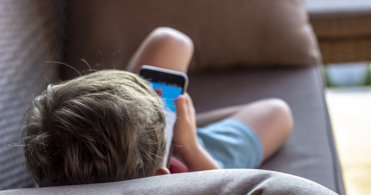 Studiu recent arată că timpul petrecut pe rețelele sociale influențează sănătatea mintală a adolescenților Copiii care petrec mai mult de trei ore pe zi pe rețelele sociale prezintă un risc mai mare de a dezvolta probleme precum depresia și anxietatea în perioada adolescenței