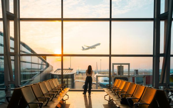 Criza din Orientul Mijlociu lovește aviația: Zboruri anulate și tarife în creștere în România