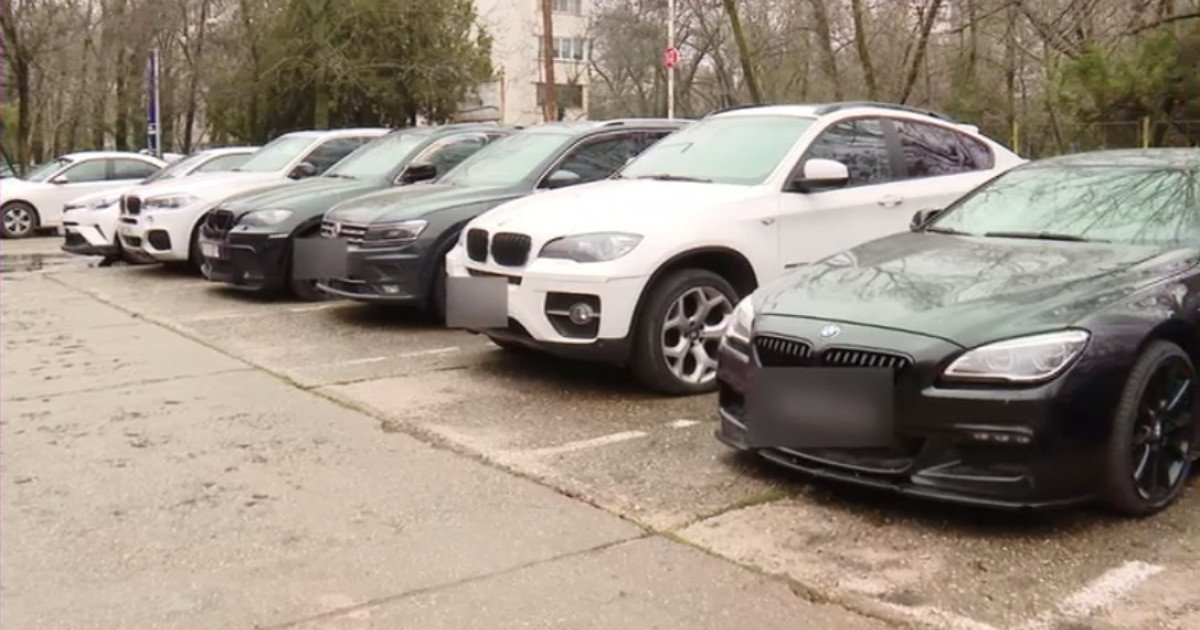 Anchetă de amploare la ANAF: peste 200 de mașini confiscate sau puse sub sechestru dispar fără urmă Indicația clară a autorităților fiscale a stârnit suspiciuni majore: în urma unei verificări interne, s-a descoperit că peste 200 de autovehicule confiscate sau puse sub sechestru de Agenția Națională de Administrare Fiscală (ANAF) lipsesc cu desăvârșire din evidențele oficiale