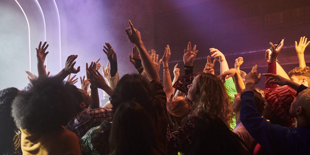 Tinerii din Londra beau mai puțin: cluburile se adaptează, distracția se schimbă