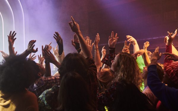 Tinerii din Londra beau mai puțin: cluburile se adaptează, distracția se schimbă