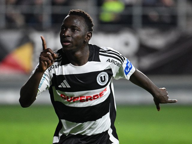 Oucasse Mendy, jucătorul de la U Cluj, a fost prezent în timpul meciului de pe stadionul Giulești, unde a atras atenția fanilor și a impresariatului natural