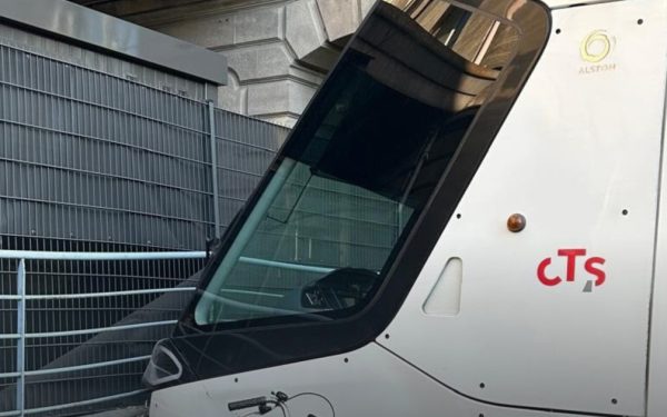 Accident GRAV la Strasbourg: Tramvai în zidul gării după ce vatmanul a leșinat
