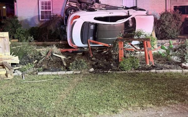 Accident în MURFREESBORO: O persoană, la spital după ce o mașină a lovit o casă