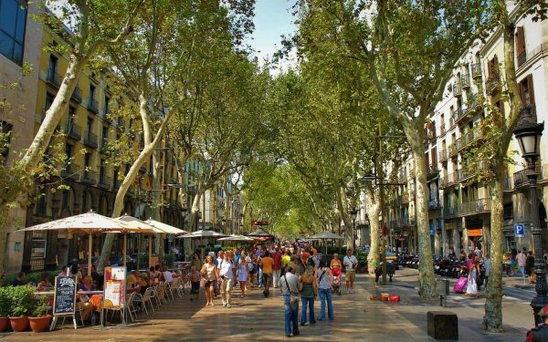 La Rambla din Barcelona: Terase de lux într-o „Zonă de Excelență”
