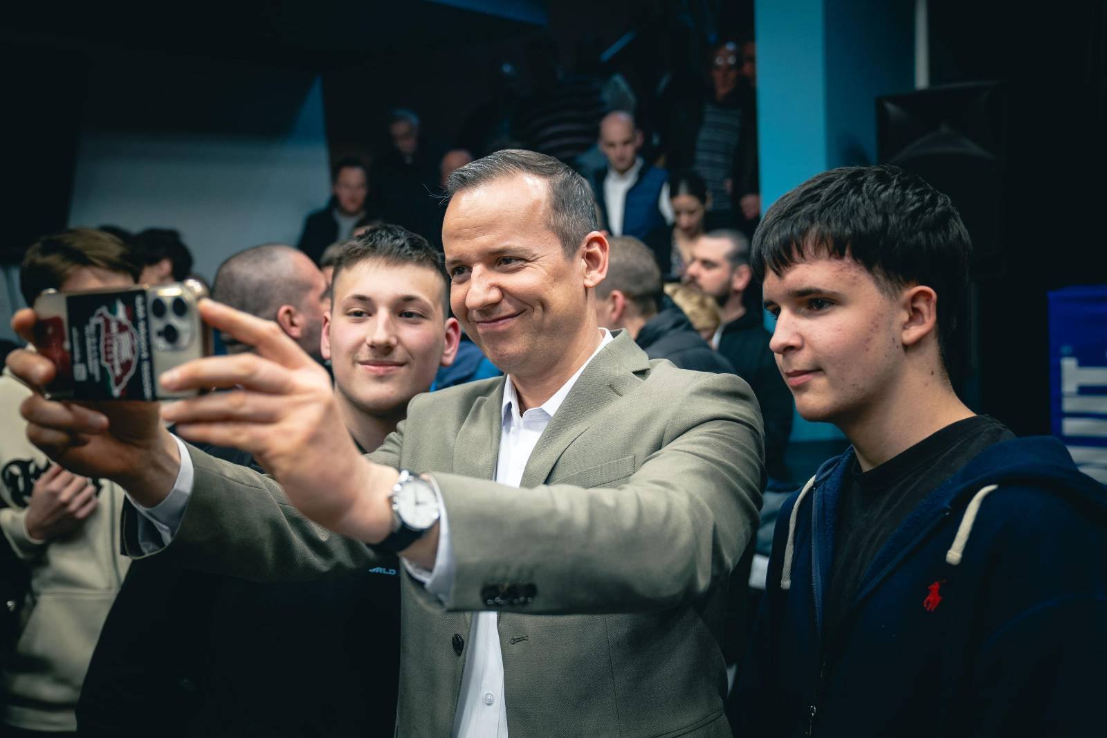 Ungaria: Bătălia Sondajelor Încălzită în Vederea Alegerilor Sondajele de opinie din Ungaria prezintă o imagine fragmentată, cu rezultate care favorizează fie unul, fie celălalt dintre principalele partide politice aflate în competiție