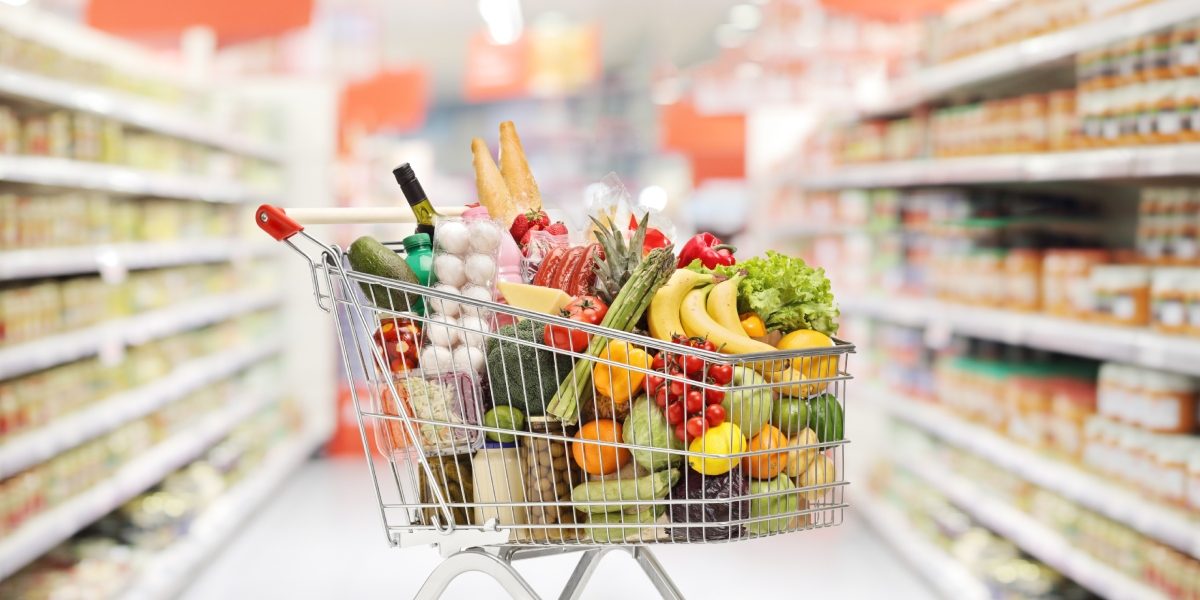 Lista NEAGRĂ a alimentelor: Ce fructe și legume sunt cele mai contaminate