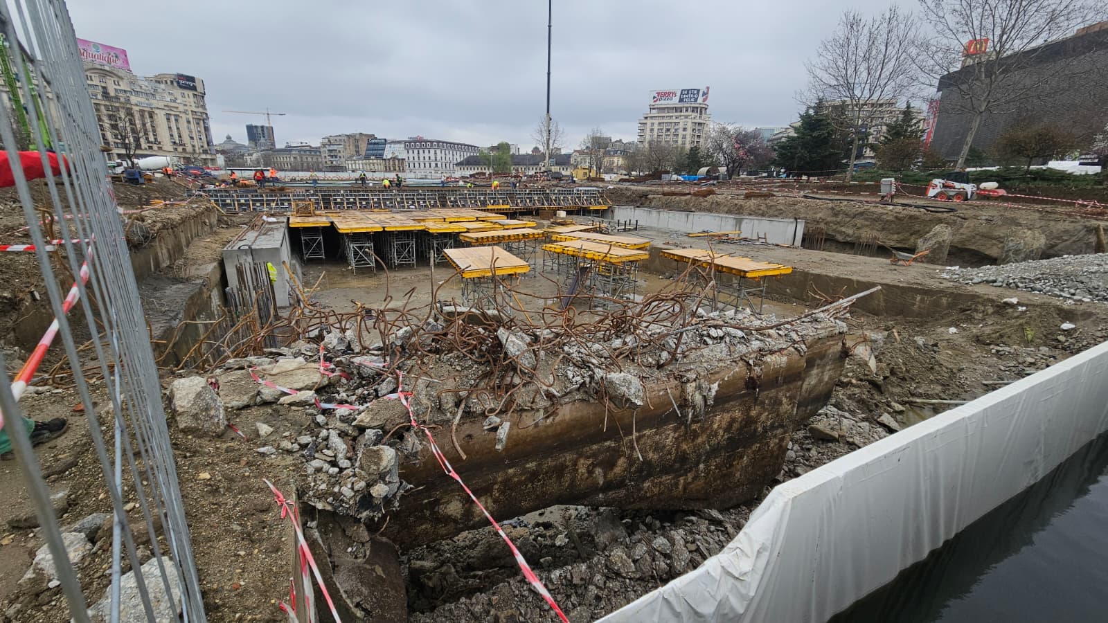 Lucrările de consolidare și reabilitare a planșeului de acoperire a râului Dâmbovița din Piața Unirii se scumpesc semnificativ, odată cu actualizarea indicatorilor tehnico-economici, în urma majorării cotei TVA de la 19% la 21%