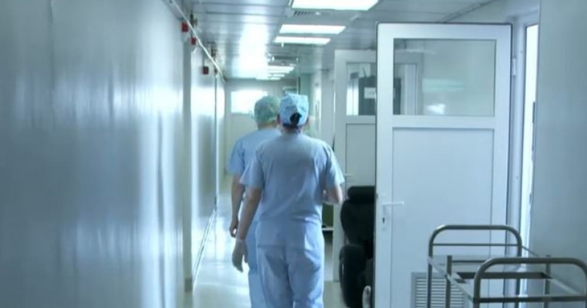 Ministrul Sănătății, Alexandru Rogobete, a solicitat medicilor și managerilor de spitale din țară să raporteze oficial orice caz de infecție nosocomială, subliniind că gestionarea acestor situații nu trebuie să fie percepută ca o rușine