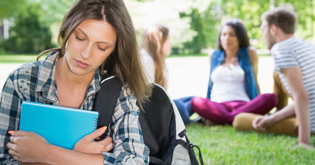 Diferența crucială între a te simți singur și a fi singur, explicată prin cercetări recente A fi singur și a te simți singur nu reprezintă același lucru, deși mulți pot crede că cele două stări sunt echivalente