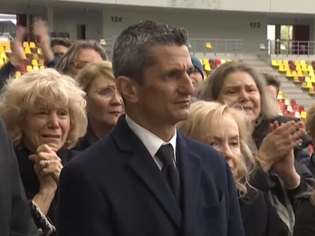 Răzvan Lucescu, vizibil emoționat pe Arena Națională, după ce Mircea Lucescu a fost omagiat Răzvan Lucescu, antrenorul echipei PAOK Salonic, nu și-a putut ascunde emoțiile, joi seară, pe Arena Națională din București