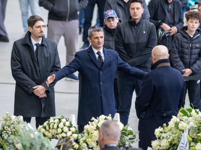 Grecii, dezamăgiți de Răzvan Lucescu: Antrenorul nu le-a permis participarea la înmormântarea lui Mircea Lucescu Decizia lui Răzvan Lucescu de a nu permite anumitor persoane din Grecia să participe la înmormântarea tatălui său, Mircea Lucescu, a stârnit un val de nemulțumire