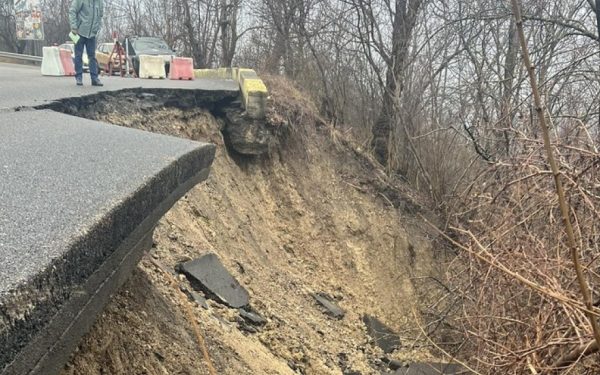 Drum închis între Câmpina și DN1: Localnicii, nevoiți să facă ocoluri zilnice, așteaptă